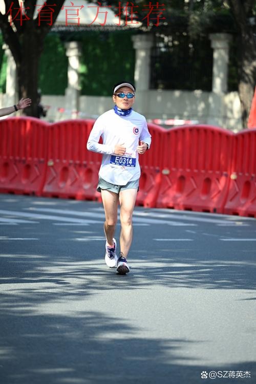 骑行拉萨的全运会笼式足球花甲志愿者